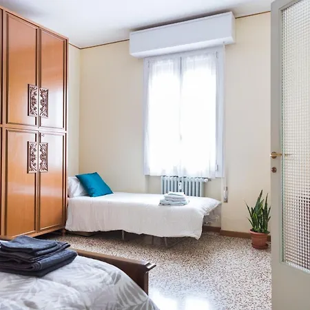 A Pochi Passi Dal Centro E Dall'ospedale Di شقة *